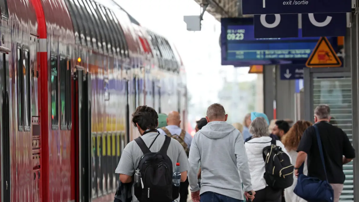 Reisende sind auf dem Hauptbahnhof mit dem Zug angekommen. Am vergangenen Wochenende, dem ersten der Sommerferien in Mecklenburg-Vorpommern, war es im Regionalverkehr zu überfüllten Zügen und Zugausfällen gekommen, wie aus den Beiträgen der Deutschen Bahn MV auf der Plattform X hervorging (zu dpa: «Neuer Bahnfahrplan: Was ändert sich in MV?») +++ dpa-Bildfunk +++
