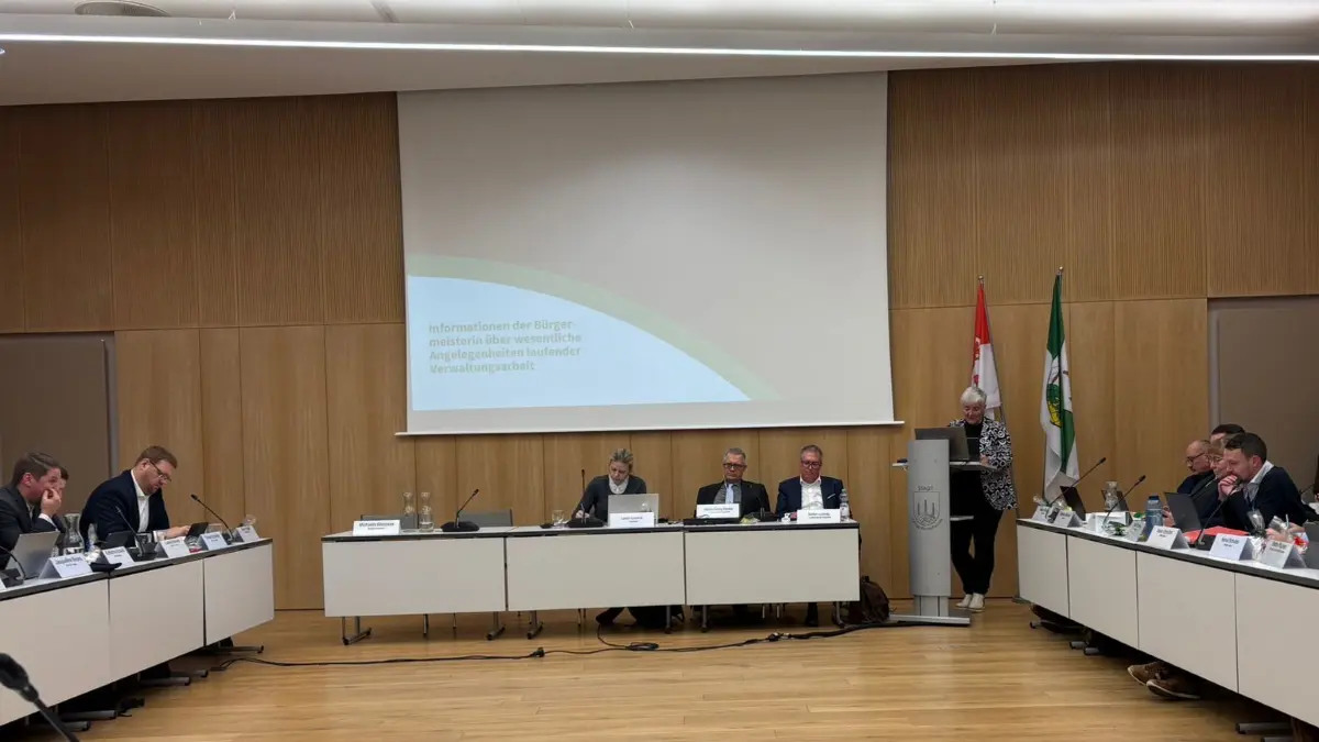 Königs Wusterhausens Bürgermeisterin Michaela Wiezorek spricht bei der vergangenen Stadtverordnetenversammlung am 9. Dezember 2025.