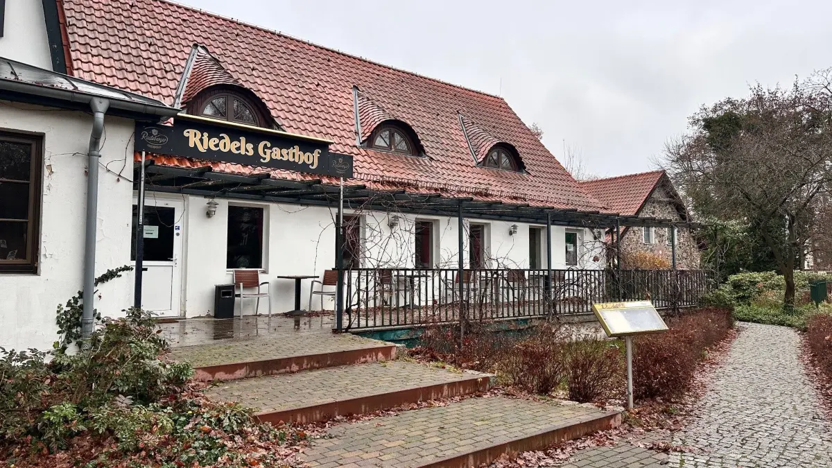 Das Landgasthaus Riedels Gasthof ist für Königs Wusterhausener Bürger eine feste Institution. Die neue Eigentümerin will das Tradionslokal jedoch abreißen lassen und Wohnraum auf dem Areal bauen.