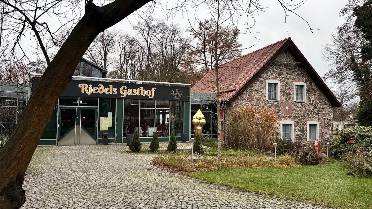 Der Hof des bekannten Ausflugslokals sieht schon wenige Wochen vor der offiziellen Schließung verwaist aus. Ein Happy End gibt es für das Restaurant an der Dahme leider nicht.
