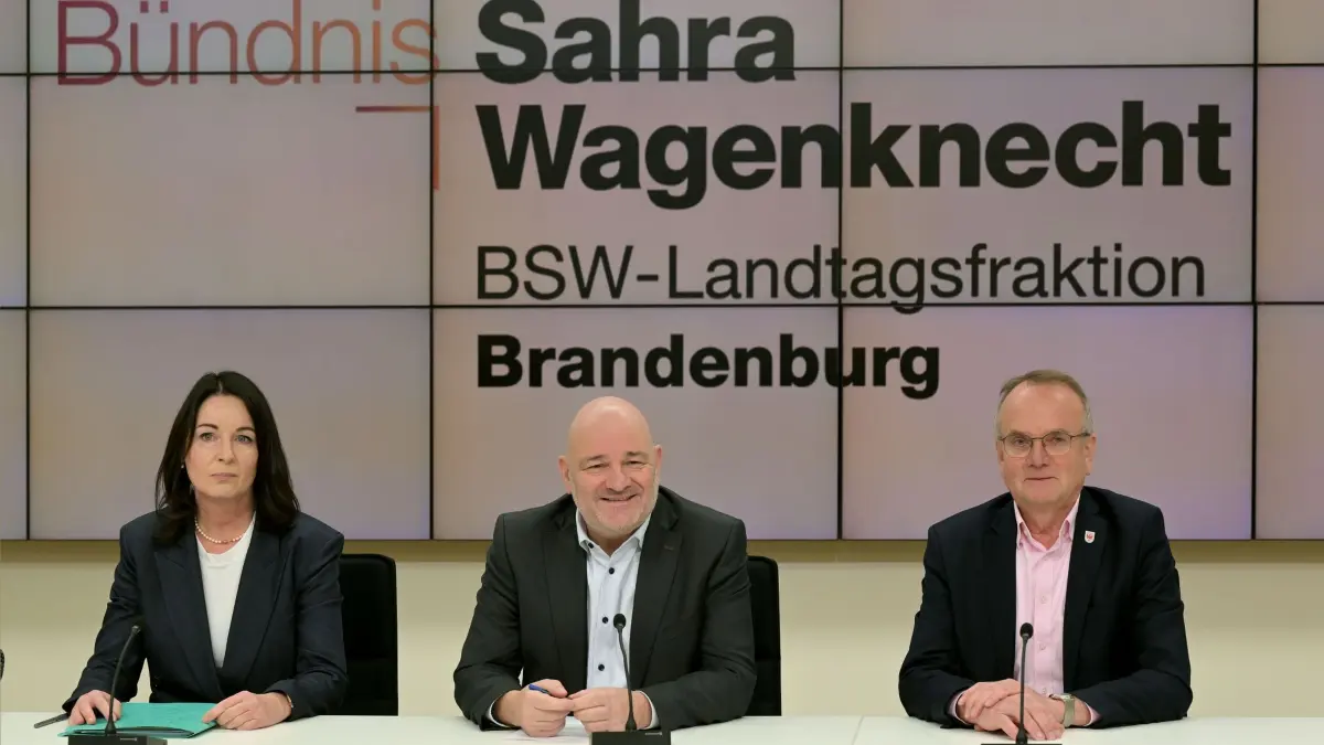 Parteien vor der ersten Sitzung des neuen Landtags: 10.12.2024, Brandenburg, Potsdam: Die frühere SPD-Landtagsabgeordnete Britta Müller (parteilos, l-r), Robert Crumbach (BSW) und Detlef Tabbert (BSW) bei einer Pressekonferenz im Landtag Brandenburg. In Brandenburg will die SPD für die nächsten fünf Jahre mit dem BSW regieren, das sich in diesem Jahr gegründet hatte. Foto: Michael Bahlo/dpa +++ dpa-Bildfunk +++
