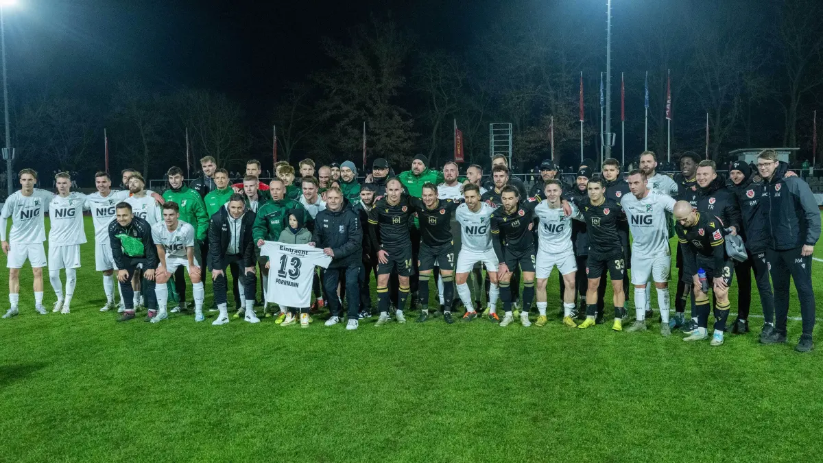 Landespokal Brandenburg VF Alt Ruppin - Energie Cottbus 2024/25: Fußball, Herren, Saison 2024/2025, Brandenburger Landespokal (Viertelfinale), SV Eintracht Alt Ruppin - FC Energie Cottbus, gemeinsames Mannschaftsfoto nach dem Spiel, 11.12.2024, Foto: Matthias Koch
