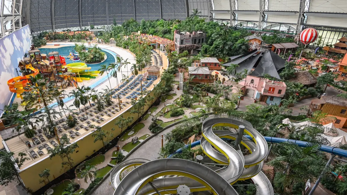 Das Badeparadies Tropical Islands. In der Sonne aalen, Wasserrutschen ausprobieren, sich im Wellnessbereich verwöhnen lassen: In der riesengroßen freitragenden Halle in Krausnick (Dahme-Spreewald) ist all das auch in der Woche zwischen den Jahren möglich.
