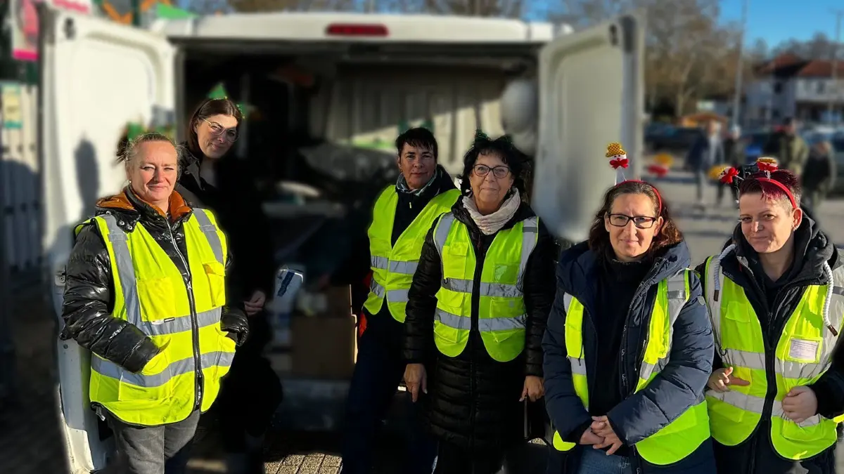 Sandra Perlet und ihre Helferinnen engagieren sich alle ehrenamtlich in der Tierhilfe Königs Wusterhausen. Da sie selbst keine Spenden annehmen dürfen, erledigen die etwa 10 Mitglieder alle Fahrten und Arztbesuche auf eigene Kosten.