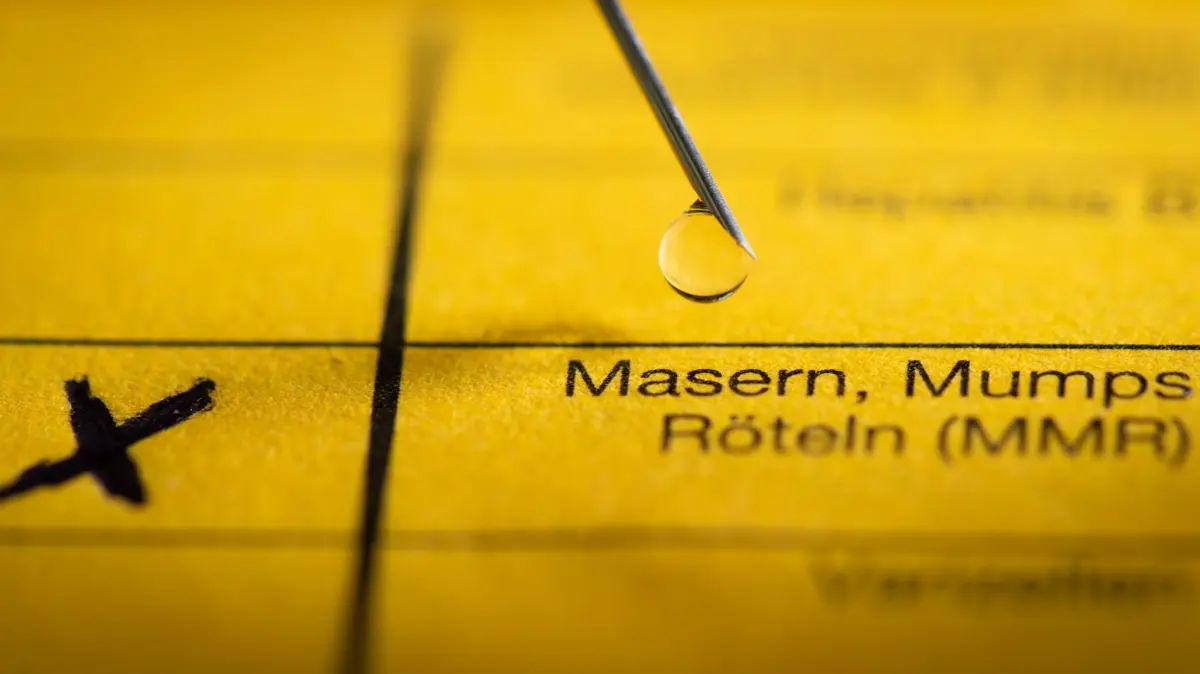 Masern-Impfpflicht: ARCHIV - 10.05.2019, Nordrhein-Westfalen, Bielefeld: Eine Spritze liegt auf einem Impfpass in Vorbereitung auf eine Schutzimpfung gegen Masern. (zu dpa: «Diphtherie, Masern, Polio - Gefährliche Impflücken entstehen») Foto: Friso Gentsch/dpa +++ dpa-Bildfunk +++