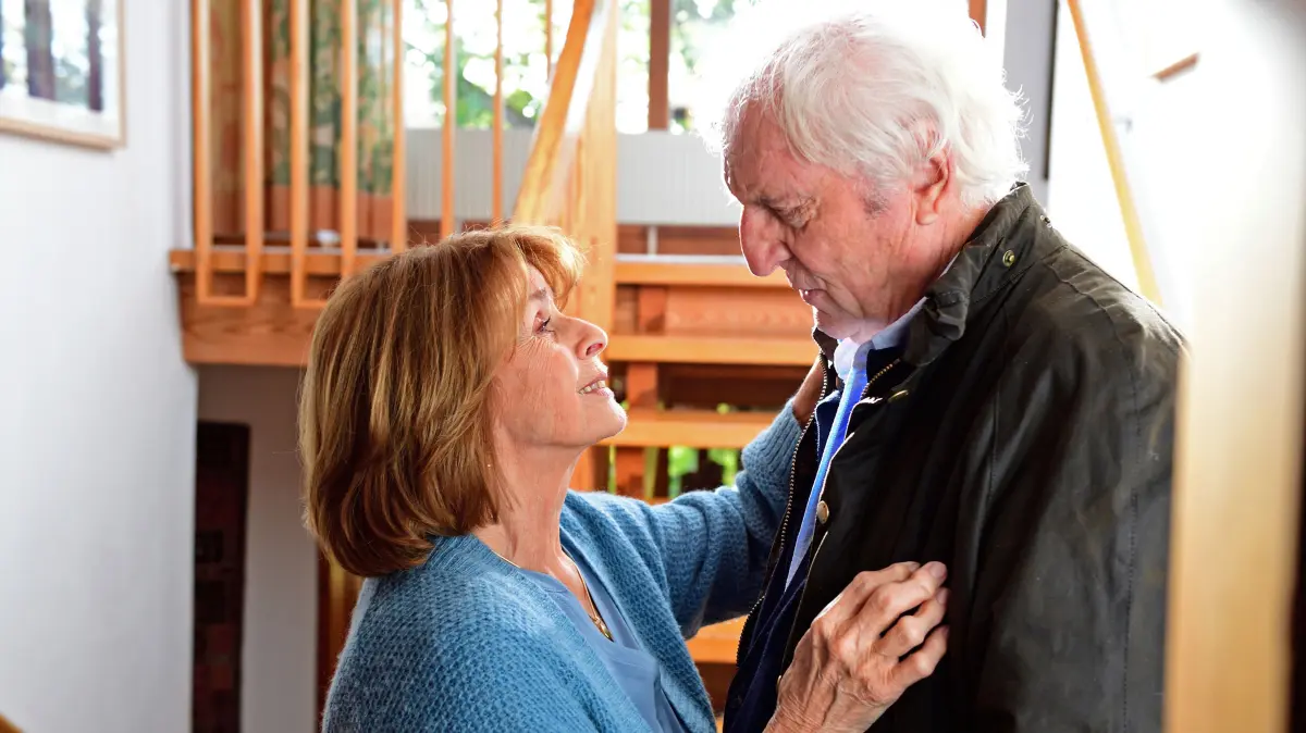 Marianne und Günter denken gemeinsam zurück an vergangene Zeiten.