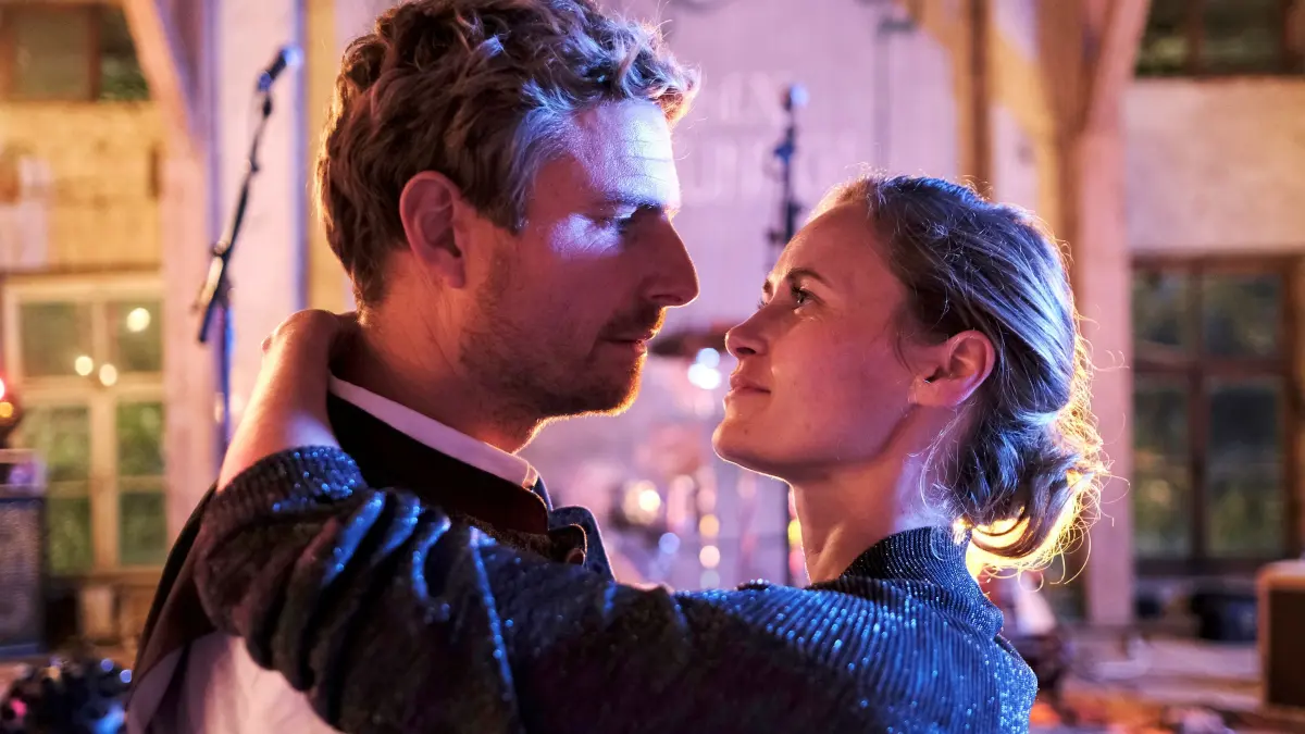 Ella (Inez Bjørg David) findet Gefallen an ihrem Jungfreund Florian (Leo Reisinger)