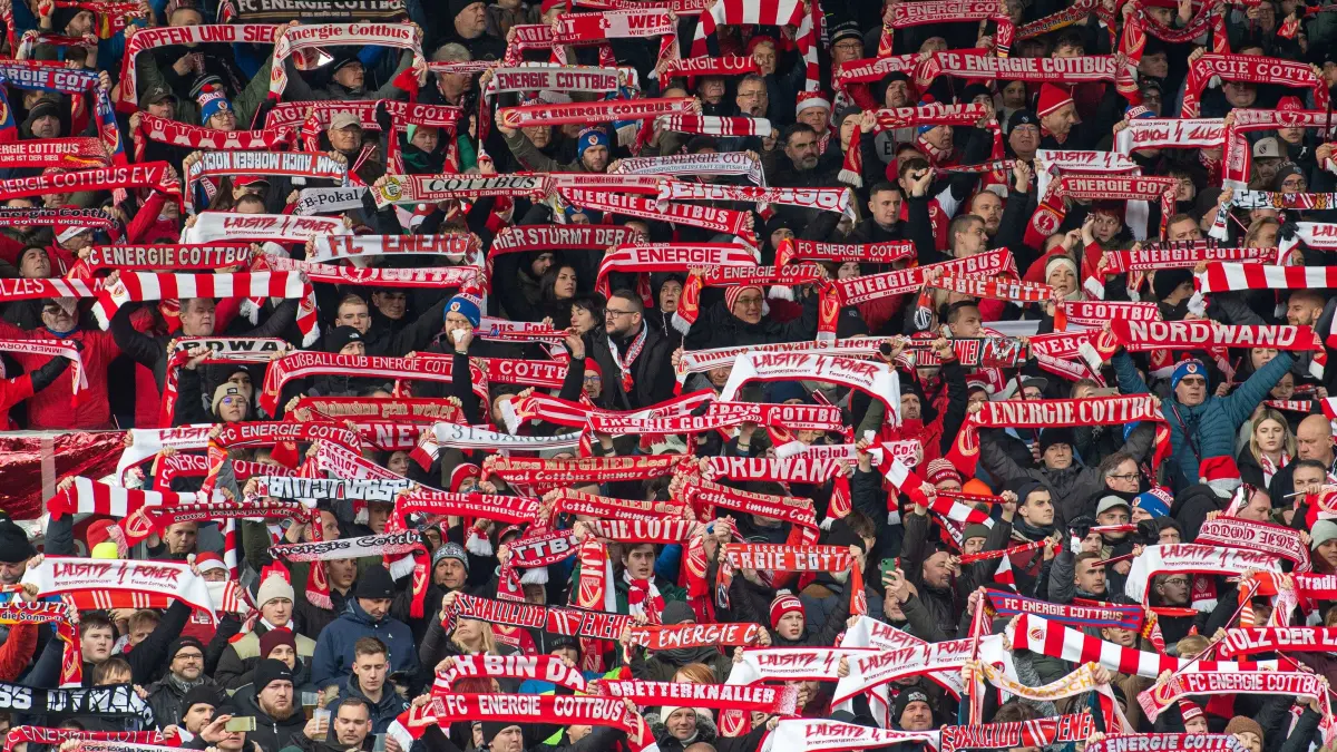 3. Liga Energie Cottbus - Hansa Rostock 2024/25: Fussball, Herren, Saison 2024/2025, 3. Liga (18. Spieltag), FC Energie Cottbus - FC Hansa Rostock, Fans von Cottbus mit Schals, 15.12. 2024, Foto: Sebastian Räppold / Matthias Koch