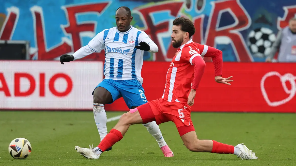 Fussball 3. Liga 2024/2025 FC Energie Cottbus - FC Hansa Rostock: 27 Christian Kinsombi (Hansa Rostock, l.), 5 Dominik Pelivan (Energie Cottbus)