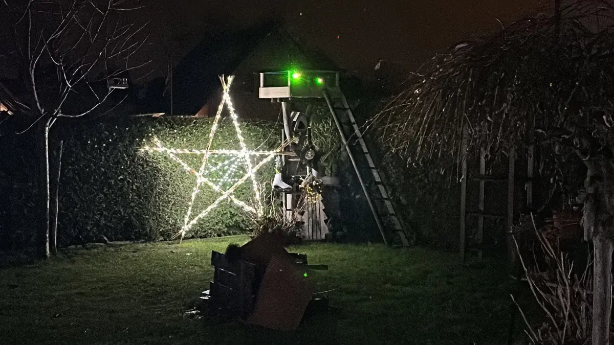 Ein riesiger Stern aus Schilfrohr ziert den Garten von Jana Scholz. Weil es keine Böcke gab, wurden eigentliche Gartenabfälle zum XXL-Stern umfunktioniert.