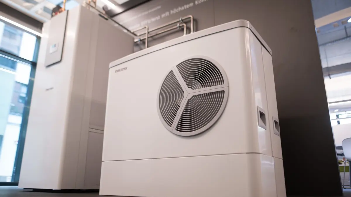 Wärmepumpe: ARCHIV - 25.09.2024, Berlin: Eine Wärmepumpe von Stiebel Eltron steht in einem Ausstellungsraum. (zu dpa: «Hamburg stockt Förderung von Wärmepumpen auf») Foto: Sebastian Gollnow/dpa +++ dpa-Bildfunk +++