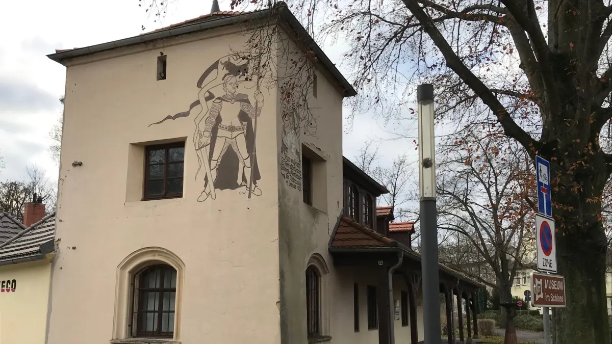 Das Polenzhaus neben der Festung gilt als ein stadtbildprägendes Gebäude in Senftenberg. Es wurde im Jahr 1937 errichtet.