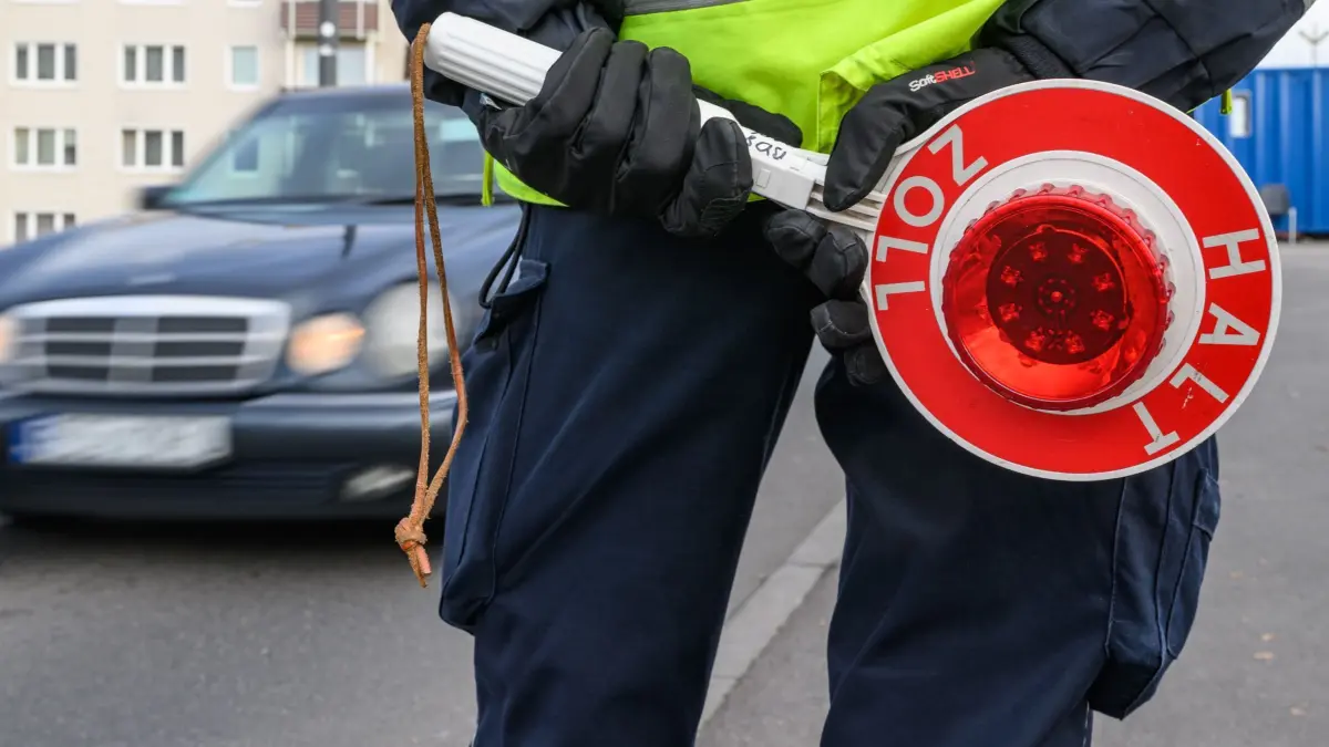 Zoll auf der Suche nach illegalen Böllern aus Polen: 18.12.2024, Brandenburg, Frankfurt (Oder): Ein Zollbeamter steht am deutsch-polnischen Grenzübergang Stadtbrücke bei der Einreise nach Deutschland. Silvesterknaller in Form von Handgranaten oder gefährliche Raketen, für die man eine Genehmigung zum Zünden braucht, finden Beamte des Hauptzollamts Frankfurt (Oder) in diesen Tagen bei ihren Kontrollen wieder besonders häufig. Kontrolliert wird nach Angaben des Zolls an der Grenze, aber auch auf Bundes- und Landstraßen sowie Autobahnen. Foto: Patrick Pleul/dpa +++ dpa-Bildfunk +++
