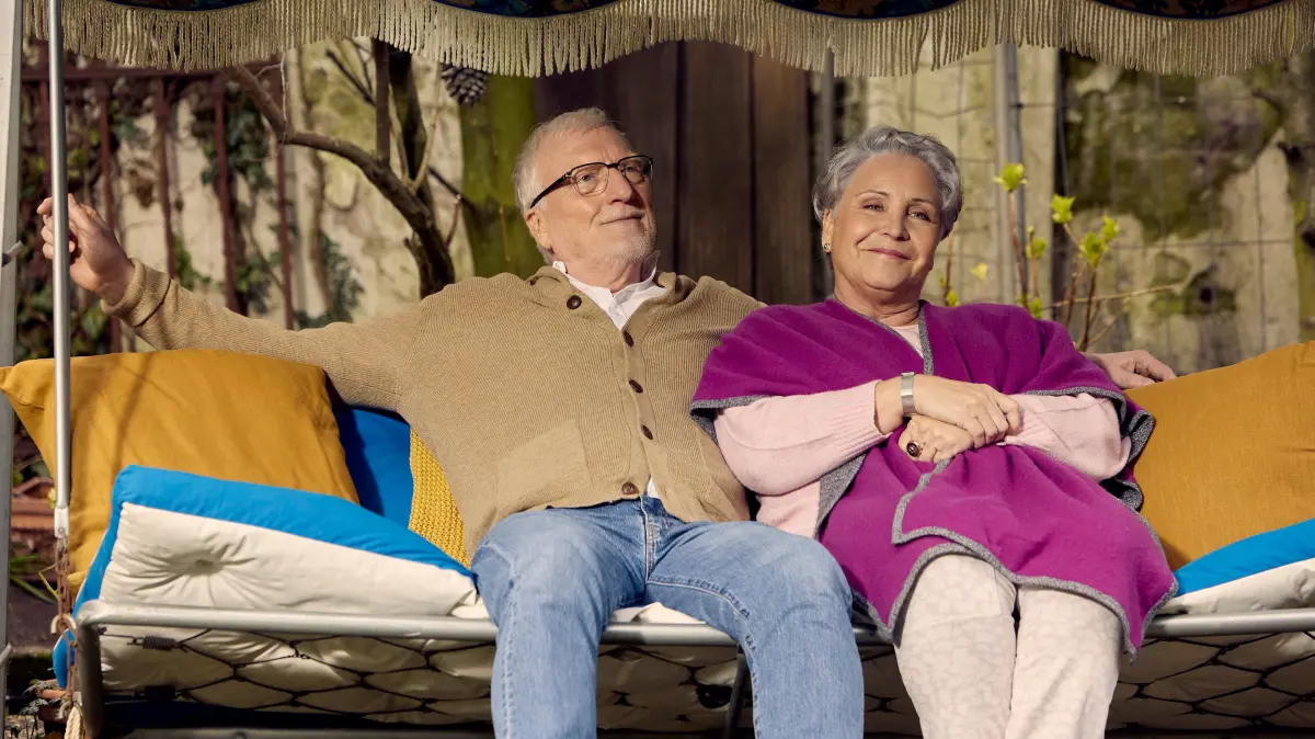 Anna (Katerina Jacob) und Herr Kurtz (Ernst Stötzner) kommen sich langsam näher.