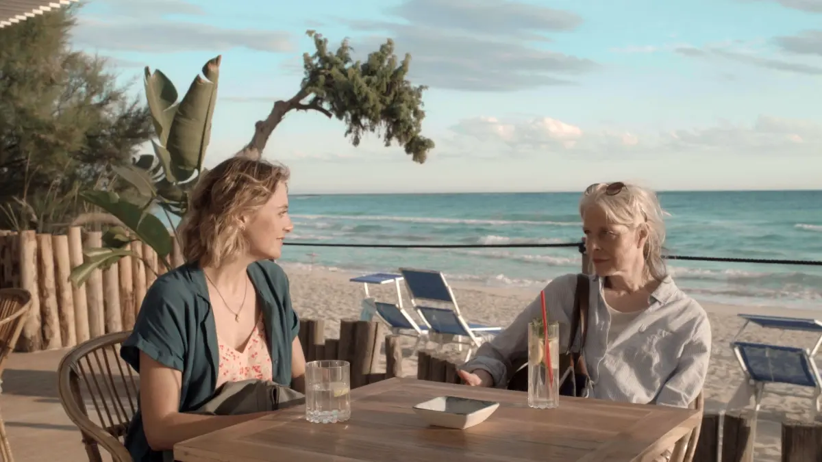 Während Billie (Hanna Plaß, l.) ihrer an Burnout erkrankten Cousine aufopfernd hilft, hofft Hella (Corinna Kirchhoff) vor allem ihre frühere Urlaubsromanze wieder zu treffen.
