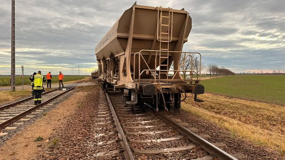 Die entgleisten Waggons der Kieszuges zwischen Neuburxdorf und Mühlberg.