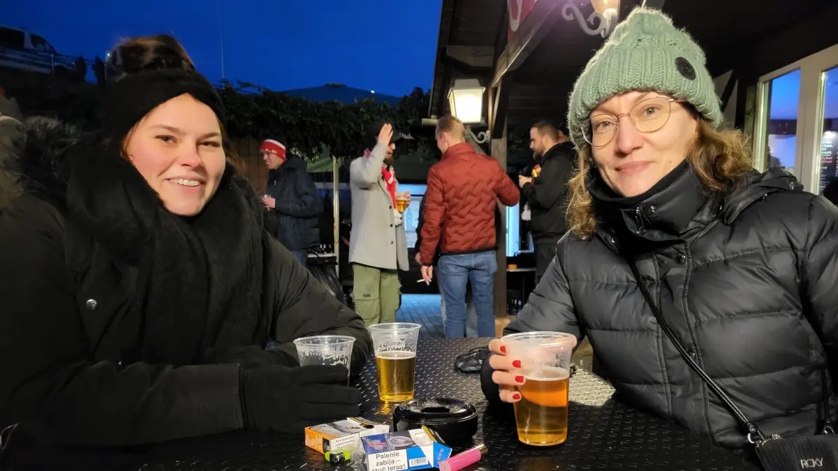 Kim M. und Annemarie M. sind leidenschaftliche Fußballfans. Für sie ist das Rauchen im Stadion ein fester Bestandteil der Fußballkultur