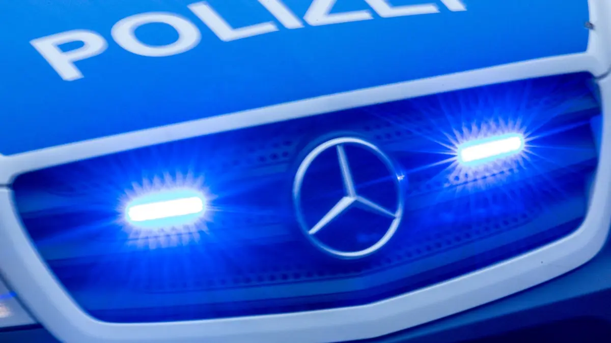 Polizei - Symbolbild: ARCHIV - 10.02.2024, Mecklenburg-Vorpommern, Rostock: Ein Einsatzfahrzeug der Polizei fährt mit Blaulicht durch die Innenstadt. (zu dpa: «Einbruchsserie: Polizei nimmt mutmaßlichen Täter fest») Foto: Jens Büttner/dpa +++ dpa-Bildfunk +++
