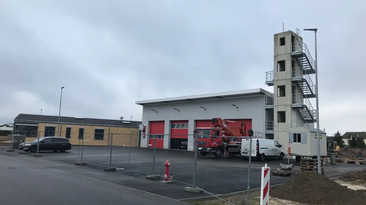 Blick auf den Neubau der Feuerwehr Schleife. Die Feuerwehr wartet darauf, dort einziehen zu können.