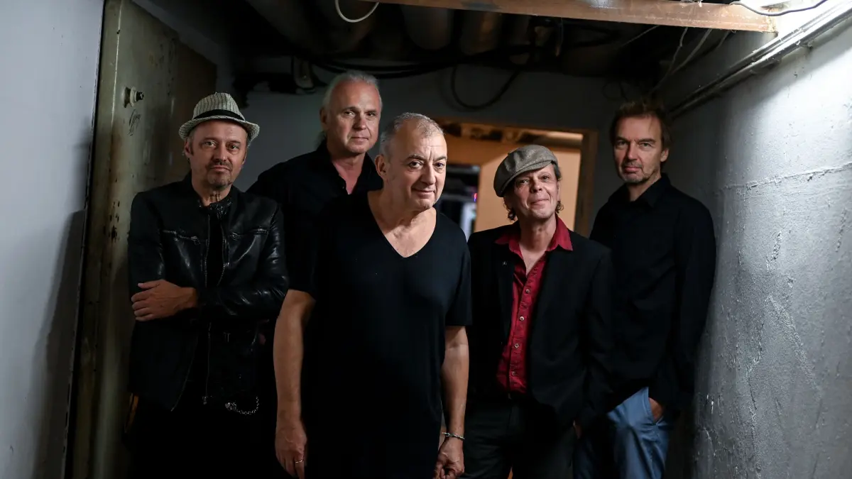 Die Musiker der Band Pankow, Andre Drechsler (l-r), Stefan Dohanetz, Andre Herzberg, Jürgen Ehle und Andreas „Kulle“ Dziuk. Die Berliner Ost-Band Pankow war eine der beliebtesten Rockbands der achtziger Jahre. Erkennbar an ihrem Sound und mit lebensnahen Texten über Alltag und Sehnsüchte in der DDR füllten sie die Säle. Nun wird die Band 40 und geht wieder auf Tour. (zu dpa "Paule-Panke, Inge Pawelczik und die anderen - Rockband Pankow wird 40") +++ dpa-Bildfunk +++