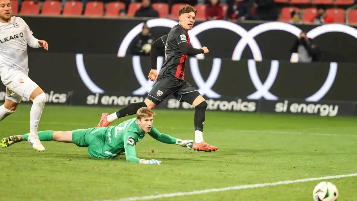 Großchance in der Nachspielzeit: Tim Heike hatte den Sieg für den FC Ingolstadt auf dem Fuß. Dennis Slamar und Elias Bethke von Energie Cottbus konnten beim Schuss ihres Ex-Kollegen nur hinterherschauen.