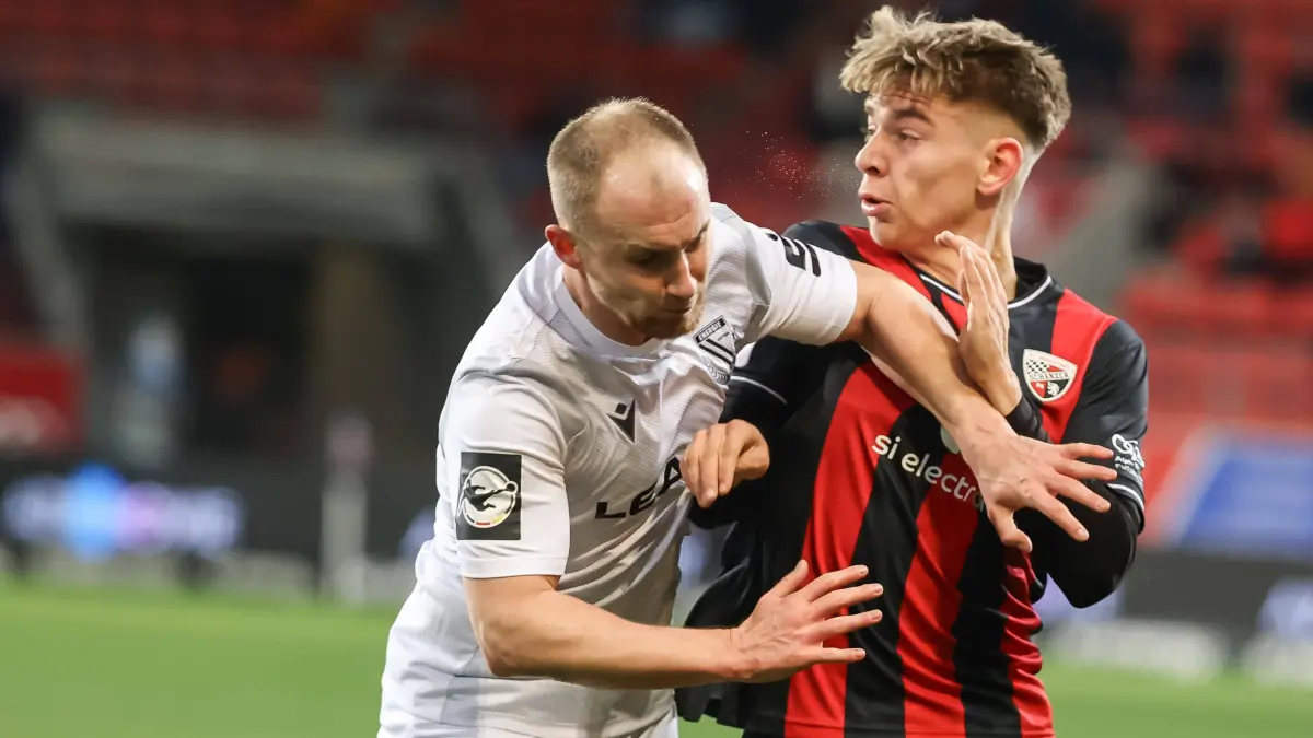 Energie Cottbus und der 1. FC Ingolstadt liefern sich ein umkämpftes Spiel. Hier kämpft Tobias Hasse (links) mit Ingolstadts Tobias 14 um den Ball.