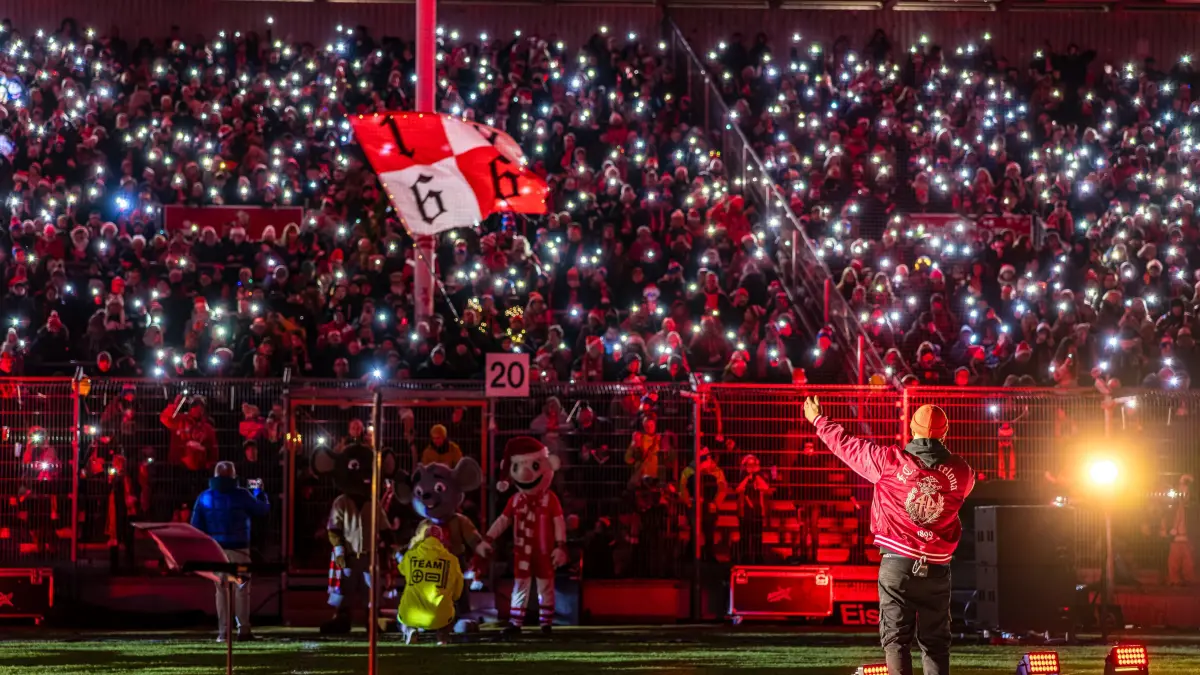 Weihnachtssingen beim FC Energie Cottbus: Alexander Knappe singt vor der Nordwand im LEAG Energie Stadion beim Weihnachtssingen des FC Energie Cottbus.