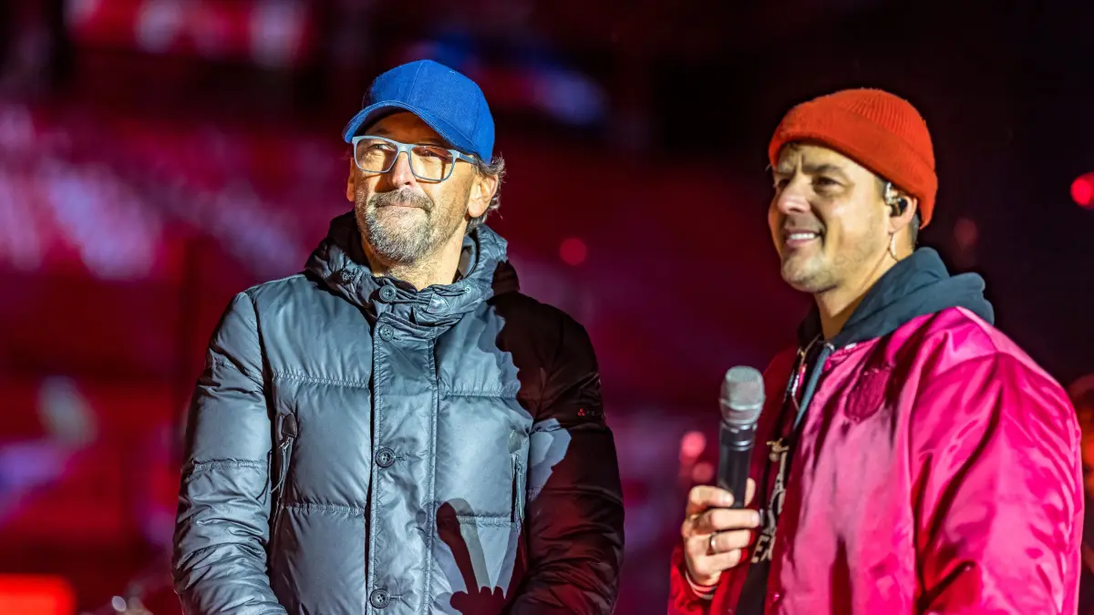 Weihnachtssingen beim FC Energie Cottbus: Der Cheftrainer des FC Energie Cottbus, Claus-Dieter Wollitz und Alexander Knappe stehen im LEAG Energie Stadion beim Weihnachtssingen des FC Energie Cottbus.