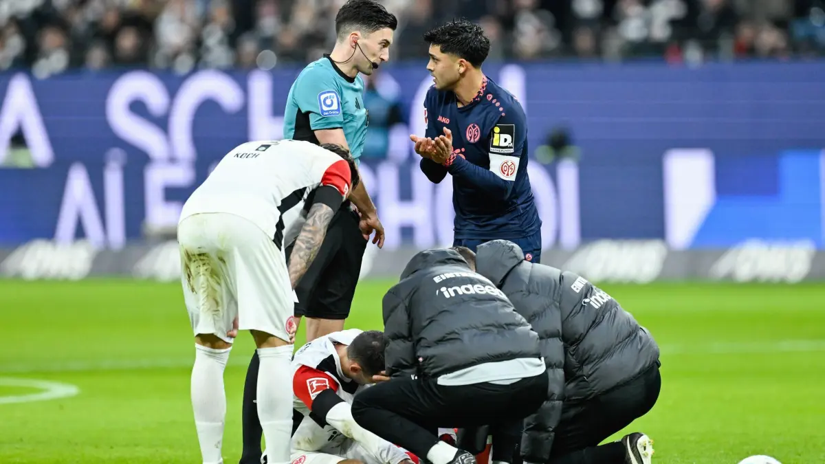 Eintracht Frankfurt - FSV Mainz 05: 21.12.2024, Hessen, Frankfurt/Main: Fußball: Bundesliga, Eintracht Frankfurt - FSV Mainz 05, 15. Spieltag, Deutsche Bank Park. Nadiem Amiri (r) von Mainz spricht mit Schiedsrichter Florian Badstübner nach der roten Karte gegen ihn. Foto: Uwe Anspach/dpa - WICHTIGER HINWEIS: Gemäß den Vorgaben der DFL Deutsche Fußball Liga bzw. des DFB Deutscher Fußball-Bund ist es untersagt, in dem Stadion und/oder vom Spiel angefertigte Fotoaufnahmen in Form von Sequenzbildern und/oder videoähnlichen Fotostrecken zu verwerten bzw. verwerten zu lassen. +++ dpa-Bildfunk +++