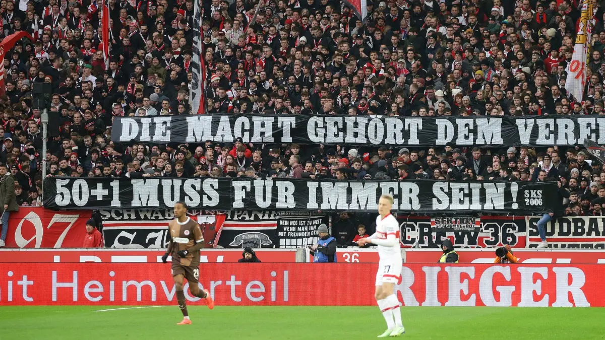 BAU // 21.12.2024, Deutschland, Stuttgart, Fußball Bundesliga, Saison 2024/2025, VfB Stuttgart, vs. FC St. Pauli, Stuttgarter Fans mit Banner : Die Macht gehärt dem Verein , 50 + 1 muss für immer bleiben
Gemäß den Vorgaben der DFL Deutsche Fußball Liga ist es untersagt, in dem Stadion und/oder vom Spiel angefertigte Fotoaufnahmen in Form von Sequenzbildern und/oder videoähnlichen Fotostrecken zu verwerten bzw. verwerten zu lassen.