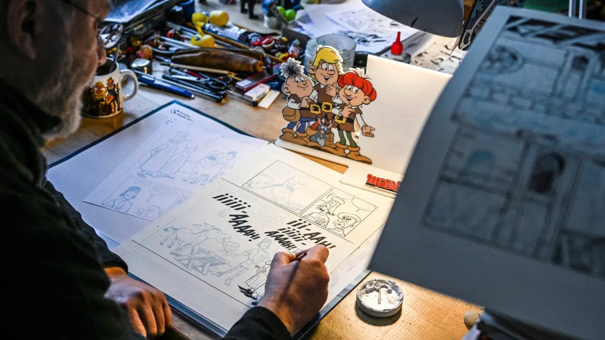 Comic-Verlag Mosaik feiert 50 Jahre Abrafaxe: PRODUKTION - 18.11.2024, Berlin: Der Zeichner Andreas Pasda arbeitet an neuen Geschichten der Comiczeitschrift «Mosaik». Die Mosaik Comics werden im Jahr 2025 70 Jahre alt. Die Comiczeitschrift erschien erstmals 1955 in der DDR. (zu dpa: «Das Knollennasen-Trio aus der DDR: 70 Jahre «Mosaik»») Foto: Jens Kalaene/dpa +++ dpa-Bildfunk +++