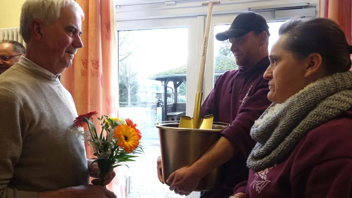 Diana Glowna und Max Möbius vom Jugendclub Weißkeißel überreichen Henri Hänchen (l.) den goldenen Spaten.