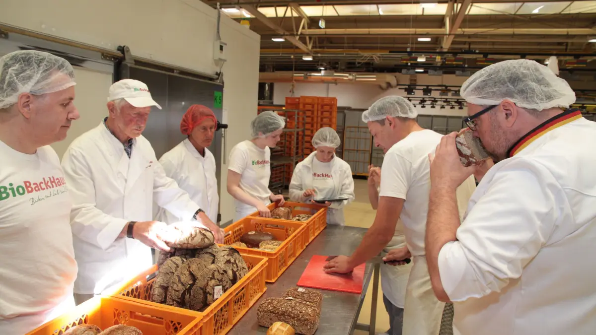 Biobackhaus Leib GmbH aus Wustermark (Havelland) , Gewinner Zukunftspreis Brandenburg 2024, Produktion im Biobackhaus, mit Firmenchef Hans Leib (2.v.l.).