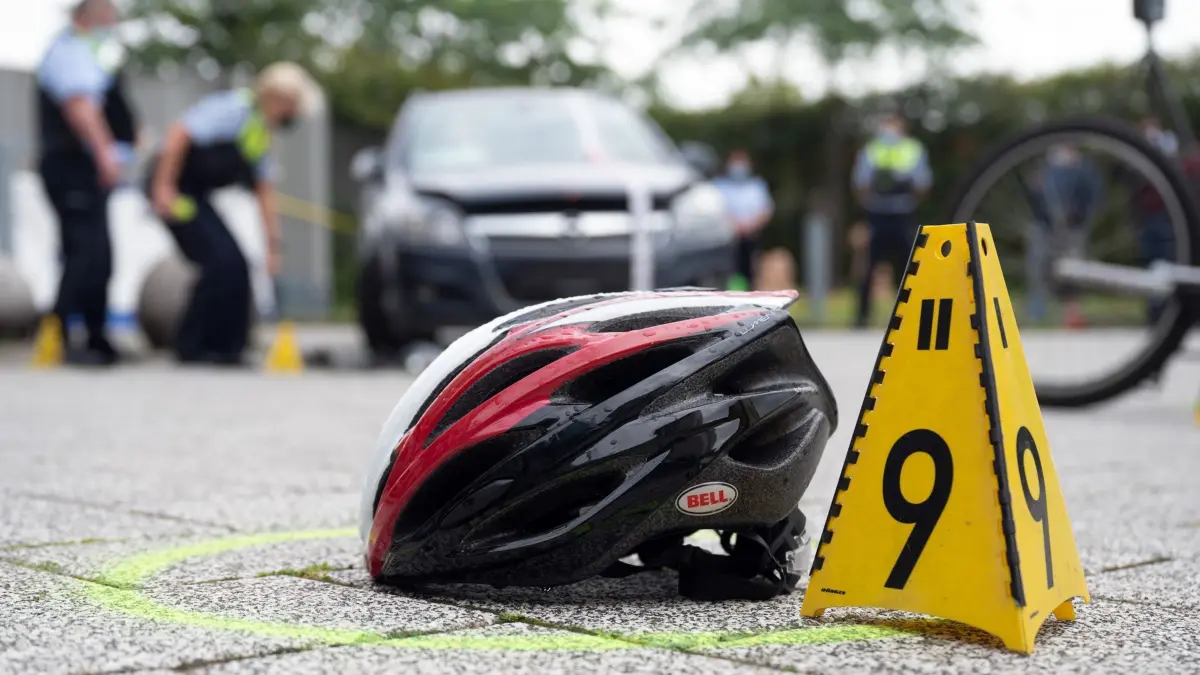 Ein Verkehrsunfall zwischen Auto und Fahrrad: ARCHIV - Spurensuche: Ein Verkehrsunfall zwischen Auto und Fahrrad - im Nachgang geht es vor Gericht oft um die Haftungsverteilung. (zu dpa: «Abbiegeunfall: Radfahrer kam vom Gehweg - wer hat Schuld?») Foto: Federico Gambarini/dpa/dpa-tmn - Honorarfrei nur für Bezieher des dpa-Themendienstes +++ dpa-Themendienst +++