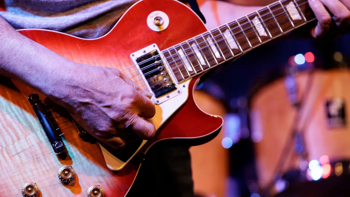 Dannemann & Friends spielen traditionelles Weihnacht Rock- und Blues Konzert in der Rätsche in Geislingen.: Deutschland, Geislingen an der Steige. Dannemann & Friends Supp: Single-Malt-Blues spielen beim alljährlichen und traditionellen Konzert, einen Tag vor Weihnachten, zu Gunsten der GZ-Aktion „Gemeinsam geht’s besser“ in der Rätsche in Geislingen. Line-Up: Single-Malt-Blues, Dannemann & Friends. Die aus Göppingen kommende Band Single-Malt-Blues wurde im Jahre 2020 als akustische Blues Band nach mehreren Jahren Pause neu gegründet. Heiko Baur (Gesang / Gitarre), Andrea Schmidgall (Gesang / Blues Harp) , Timo Pahsticker (Bass) und Thomas Bernhard (Cajon / Percussion). Headliner war die Geislinger Rock- und Bluesband Werner Dannemann (Gitarre / Vocal), Bernd Beroch (Bass), und Peter Knapp (Schlagzeug). Im Bild: Dannemann & Friends.