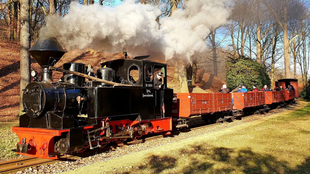Bei Glühwein-Express kann es auch gemütlicher zugehen. Die Fahrt am Neujahrstag findet im geheizten Wagen statt und führt zum Kromlauer Park.