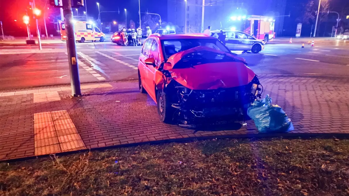 Am heutigen späten Samstagabend, den 28.12.2024 um 21:28 Uhr ereignete sich ein Verkehrsunfall an der Kreuzung Straße der Jugend/Stadtring. Ein PKW BMW kam aus der Richtung Bahnhof und ist bei Grün in die Straße der Jugend abgebogen. Aus entgegengesetzter Richtung kam ein PKW der Marke VW und missachtete wohl die Rotphase der Ampel und kollidierte mit dem BMW. Dabei wurde eine Person verletzt und musste nach erfolgter Behandlung im RTW in die Uniklinik gebracht werden. Die Feuerwehr nahm auslaufende Betriebsstoffe auf und sicherte die Unfallstelle gegen den laufenden Verkehr ab. Der Straßenbahnverkehr musste durch den Unfall eingestellt werden. Beide Fahrzeuge mussten durch den Abschleppdienst geborgen werden. Die Polizei hat genaue Ermittlungen zur Unfallursache aufgenommen.