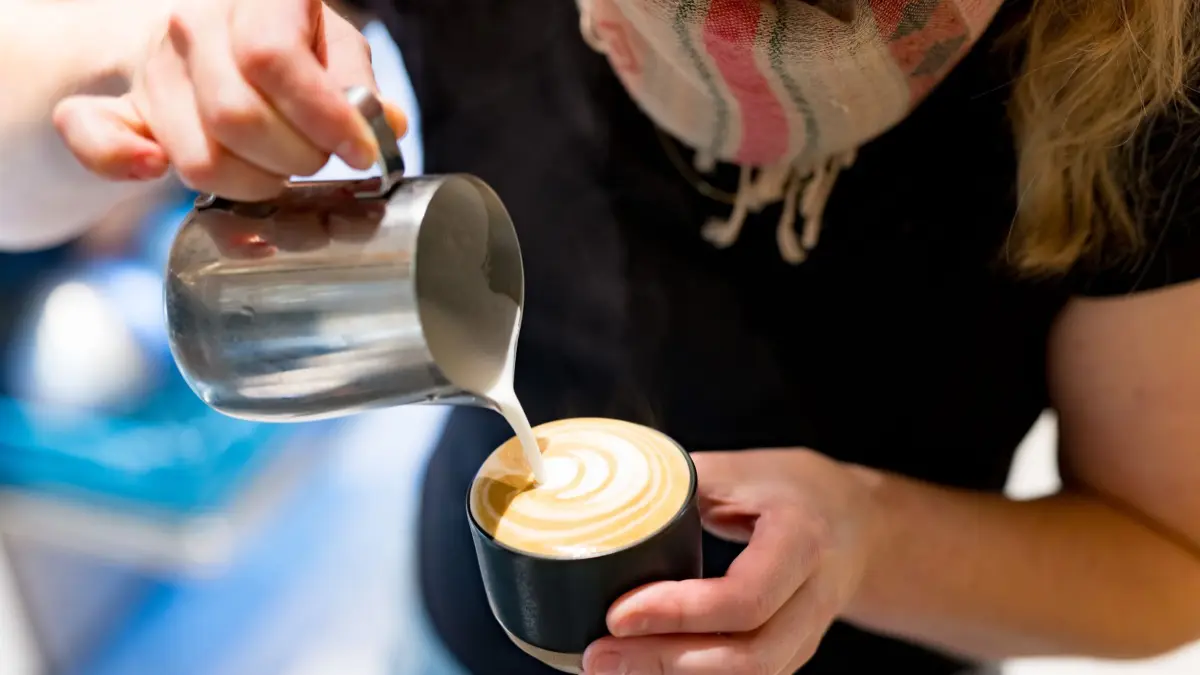 ARCHIV - Julia Strasser betreibt das Café «Barista Sistar» in München. Neben Cappuccino machen und Co. geht auch viel Zeit für Büroarbeit drauf. (zu dpa: «Der Traum vom eigenen Café: Schnapsidee oder Glücksgarant?») Foto: Tobias Hase/dpa-tmn - Honorarfrei nur für Bezieher des dpa-Themendienstes +++ dpa-Themendienst +++