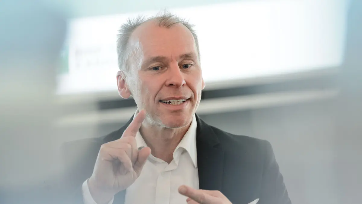 „Schöne“ Zölle: Was Trumps Pläne für Deutschland bedeuten: ARCHIV - 21.03.2018, Baden-Württemberg, Böblingen: Stefan Bratzel, Professor für Automobilwirtschaft an der Fachhochschule der Wirtschaft in Bergisch Gladbach, spricht bei einem Branchentag über den Mobilitätswandel. (Zu «Schöne» Zölle: Was Trumps Pläne für Deutschland bedeuten) (zu dpa: ««Schöne» Zölle: Was Trumps Pläne für Deutschland bedeuten») Foto: Sina Schuldt/dpa +++ dpa-Bildfunk +++