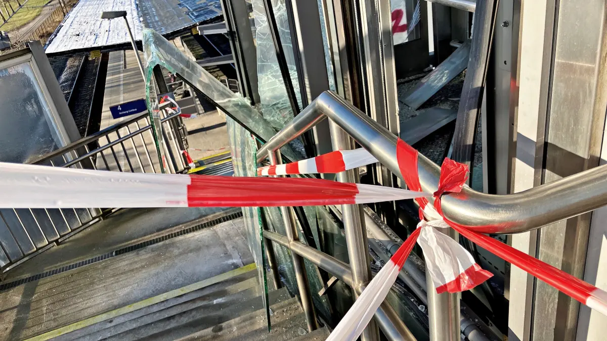 Bahnhof Doberlug-Kirchhain: Unbekannte haben mit Sprengkörpern am 28.12.2024 einen Aufzug zerstört.