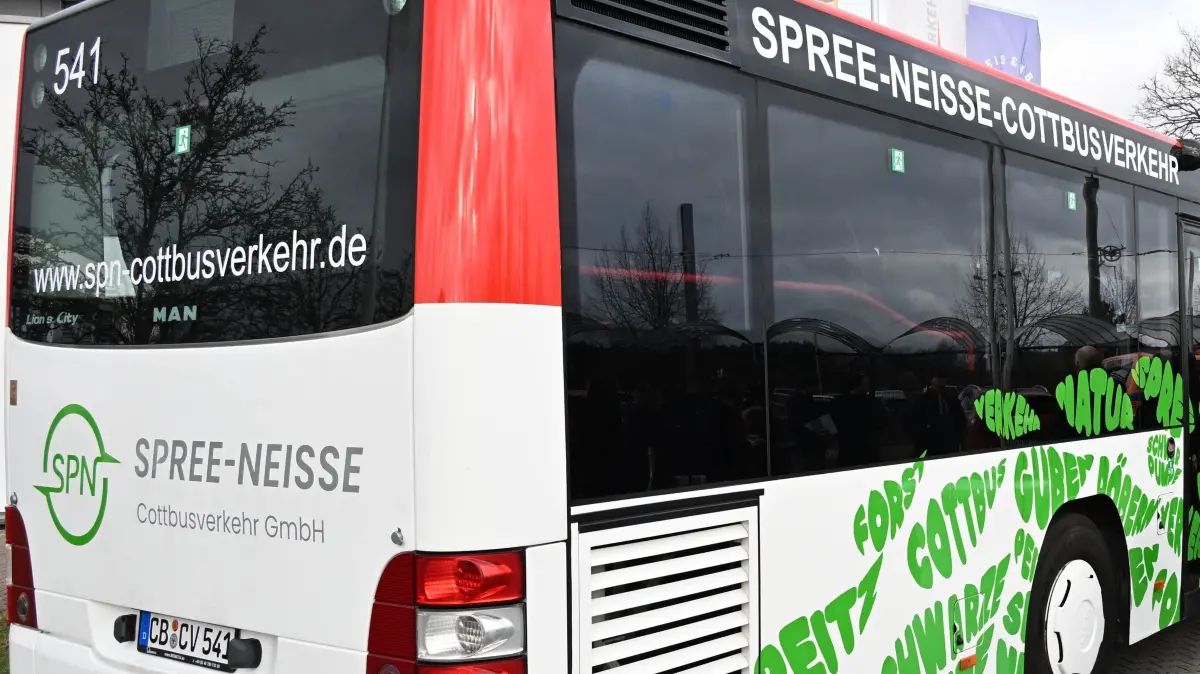 SPN Cottbusverkehr Start : Die SPREE-NEISSE-COTTBUSVERKEHR GmbH, ein Tochterunternehmen der Cottbusverkehr GmbH, hat am 1. Januar als neuer Betreiber den öffentlichen Personennahverkehr in der Region Spree-Neiße-Ost übernommen. Gemeinsam mit dem Landkreis Spree-Neiße wurde im vergangenen Jahr intensiv an der Planung und Umsetzung gearbeitet, um ab Beginn des neuen Jahres einen stabilen und zuverlässigen ÖPNV in diesem Gebiet zu gewährleisten.
Die Übernahme erfolgte aufgrund des ausgelaufenen Verkehrsvertrages zwischen dem Landkreis Spree-Neiße und der DB Regio Bus Ost GmbH. Das neue Bediengebiet umfasst im Wesentlichen die geografischen Räume Guben, Schenkendöbern, Forst, Spremberg, Peitz, Döbern und Welzow. Es beinhaltet eine jährliche Verkehrsleistung von rund vier Millionen Fahrplankilometern.