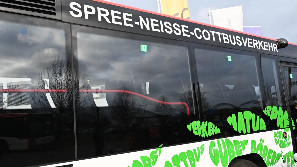 SPN Cottbusverkehr Start : Die SPREE-NEISSE-COTTBUSVERKEHR GmbH, ein Tochterunternehmen der Cottbusverkehr GmbH, hat am 1. Januar als neuer Betreiber den öffentlichen Personennahverkehr in der Region Spree-Neiße-Ost übernommen. Gemeinsam mit dem Landkreis Spree-Neiße wurde im vergangenen Jahr intensiv an der Planung und Umsetzung gearbeitet, um ab Beginn des neuen Jahres einen stabilen und zuverlässigen ÖPNV in diesem Gebiet zu gewährleisten.
Die Übernahme erfolgte aufgrund des ausgelaufenen Verkehrsvertrages zwischen dem Landkreis Spree-Neiße und der DB Regio Bus Ost GmbH. Das neue Bediengebiet umfasst im Wesentlichen die geografischen Räume Guben, Schenkendöbern, Forst, Spremberg, Peitz, Döbern und Welzow. Es beinhaltet eine jährliche Verkehrsleistung von rund vier Millionen Fahrplankilometern.