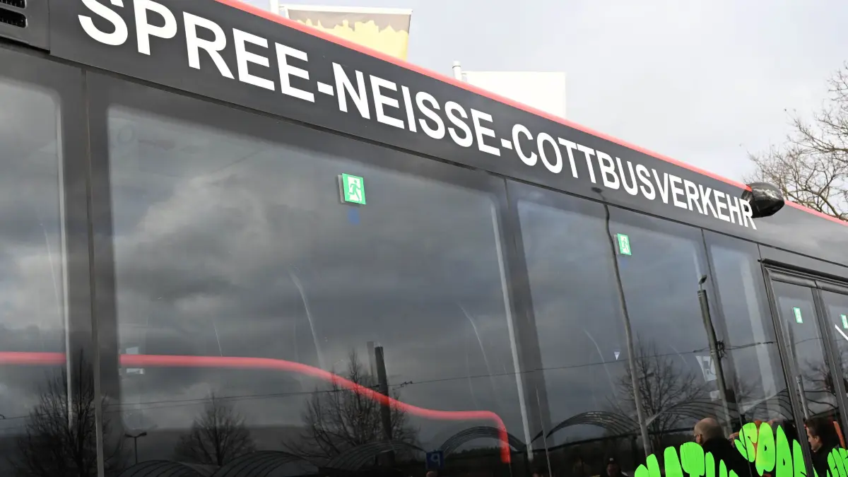SPN Cottbusverkehr Start : Die SPREE-NEISSE-COTTBUSVERKEHR GmbH, ein Tochterunternehmen der Cottbusverkehr GmbH, hat am 1. Januar als neuer Betreiber den öffentlichen Personennahverkehr in der Region Spree-Neiße-Ost übernommen. Gemeinsam mit dem Landkreis Spree-Neiße wurde im vergangenen Jahr intensiv an der Planung und Umsetzung gearbeitet, um ab Beginn des neuen Jahres einen stabilen und zuverlässigen ÖPNV in diesem Gebiet zu gewährleisten.
Die Übernahme erfolgte aufgrund des ausgelaufenen Verkehrsvertrages zwischen dem Landkreis Spree-Neiße und der DB Regio Bus Ost GmbH. Das neue Bediengebiet umfasst im Wesentlichen die geografischen Räume Guben, Schenkendöbern, Forst, Spremberg, Peitz, Döbern und Welzow. Es beinhaltet eine jährliche Verkehrsleistung von rund vier Millionen Fahrplankilometern.