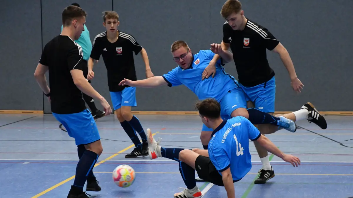 Hallenfußball, Turnier der FLB-Schiedsrichter beim Gastgeber Prignitz/Ruppin, 2. Auflage, Sieger Oberhavel/Barnim (in hellblau)