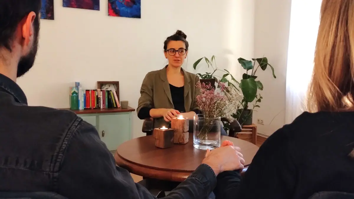 Ein Paar möchte seine Beziehung retten und sucht Hilfe bei Therapeutin Marie Stoy. Sie bietet Beratungen in Bad Liebenwerda und Berlin an.