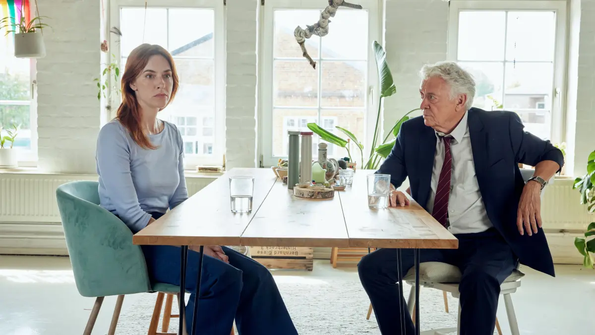 Liane Sievers (Kim Riedle) und Hauptkommissar Johannes Fischer (Henry Hübchen) geht erneut die Mordnacht durch.