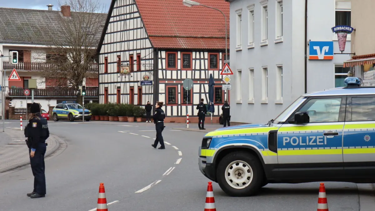 Großeinsatz der Polizei in Rimbach: 07.01.2025, Hessen, Rimbach: Großeinsatz von Polizei und Spezialeinsatzkräften vor einer Bankfiliale . Foto: René Priebe/PR-Video/dpa +++ dpa-Bildfunk +++