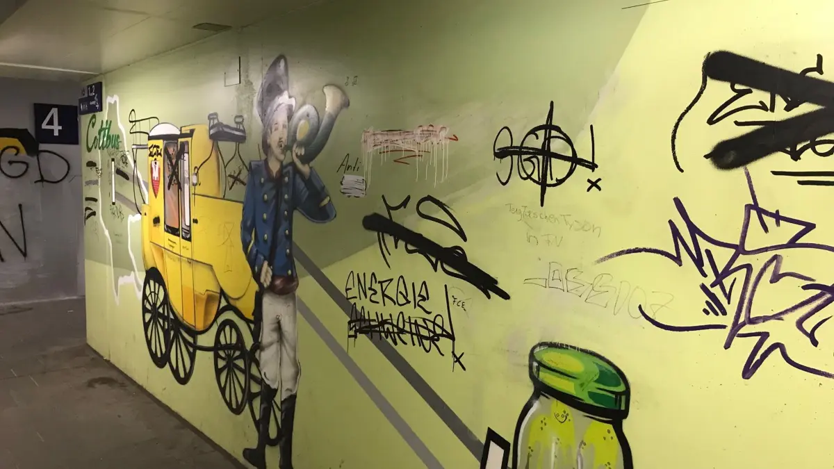 Der Tunnel im Ruhlander Bahnhof war einst aufwendig bemalt worden. Längst haben Schmierer das Kunstwerk zunichtegemacht.