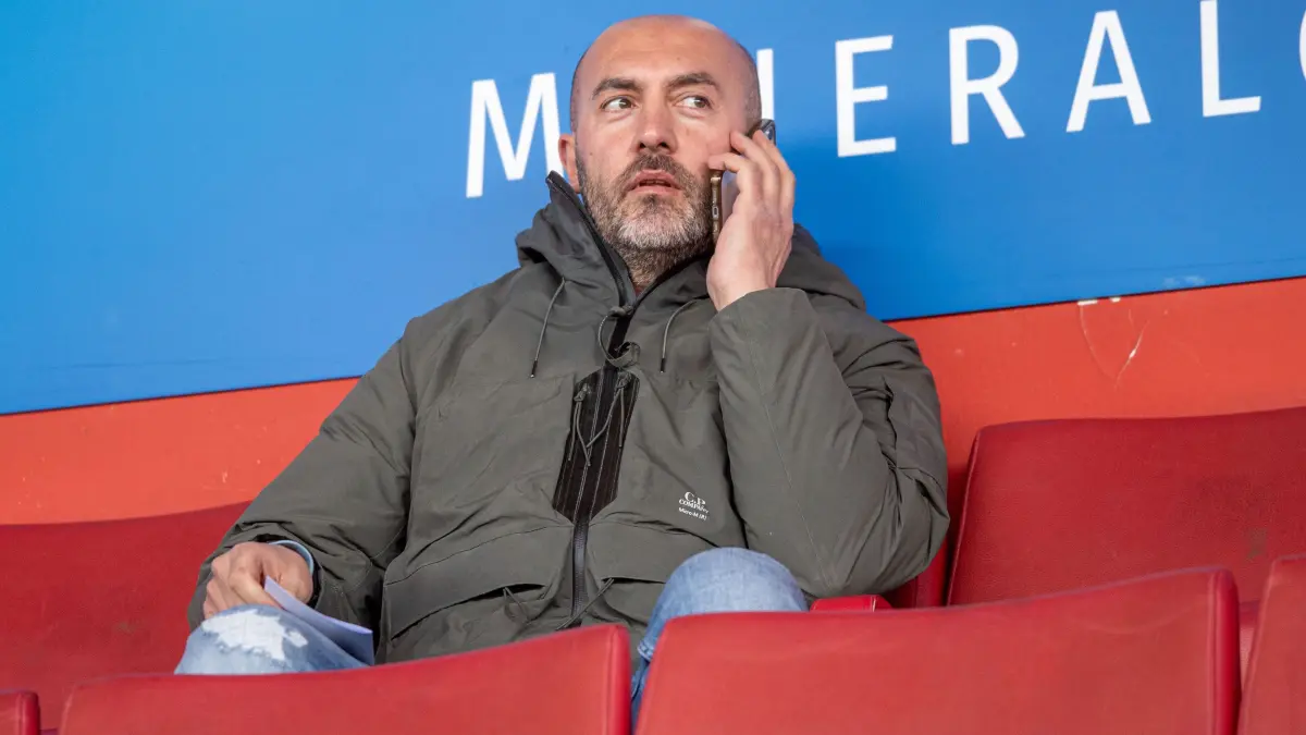 Testspiel Energie Cottbus - FSV Zwickau 2024/25: Fussball, Herren, Saison 2024/2025, Testspiel, FC Energie Cottbus - FSV Zwickau, Kaderplaner Maniyel Nergiz (Energie Cottbus) auf der Tribüne, 08.01. 2025, Foto: Sebastian Räppold / Matthias Koch