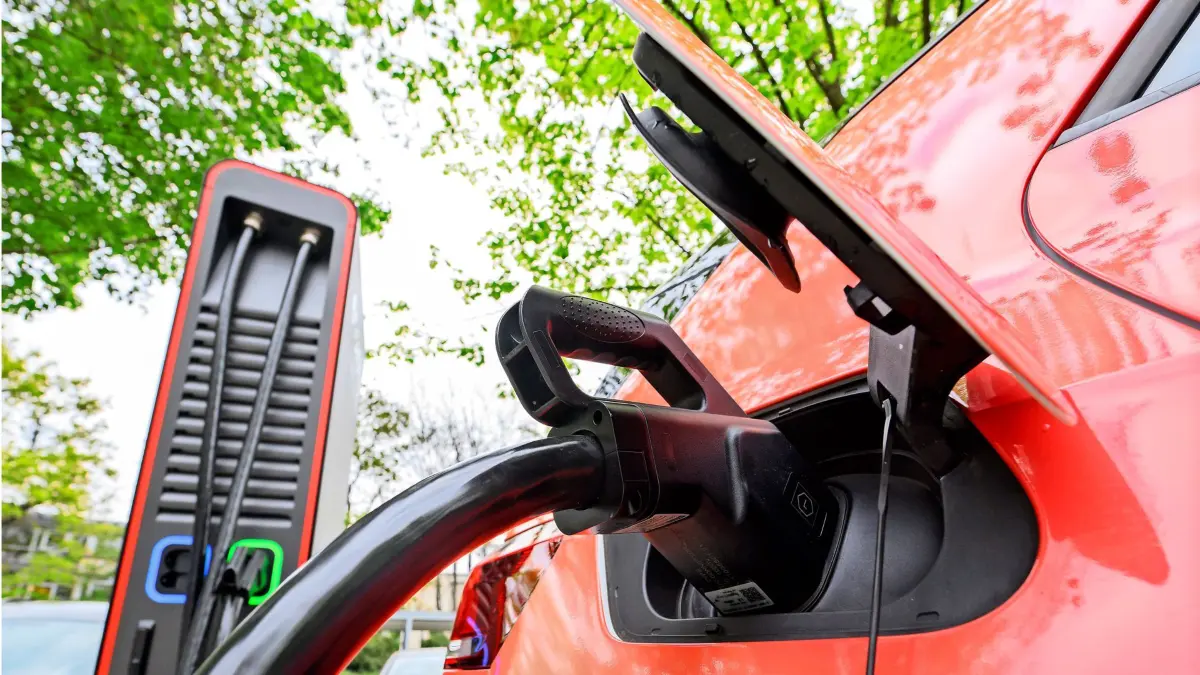 ARCHIV - 02.05.2022, Niedersachsen, Hannover: Ein Elektroauto lädt an einer neuen Ladesäule. (zu dpa: «Erneut weniger Neuzulassungen von Elektroautos») Foto: Julian Stratenschulte/dpa +++ dpa-Bildfunk +++